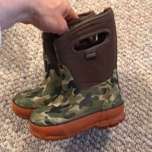 Boys camo Bogs